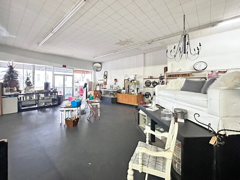 More Photos Of 200 S 3rd St, Leesville Hospitality For Sale