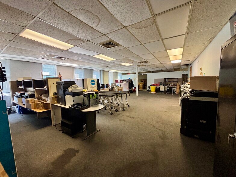 More Photos Of 1231 Roth Dr, Lansing Office For Sale