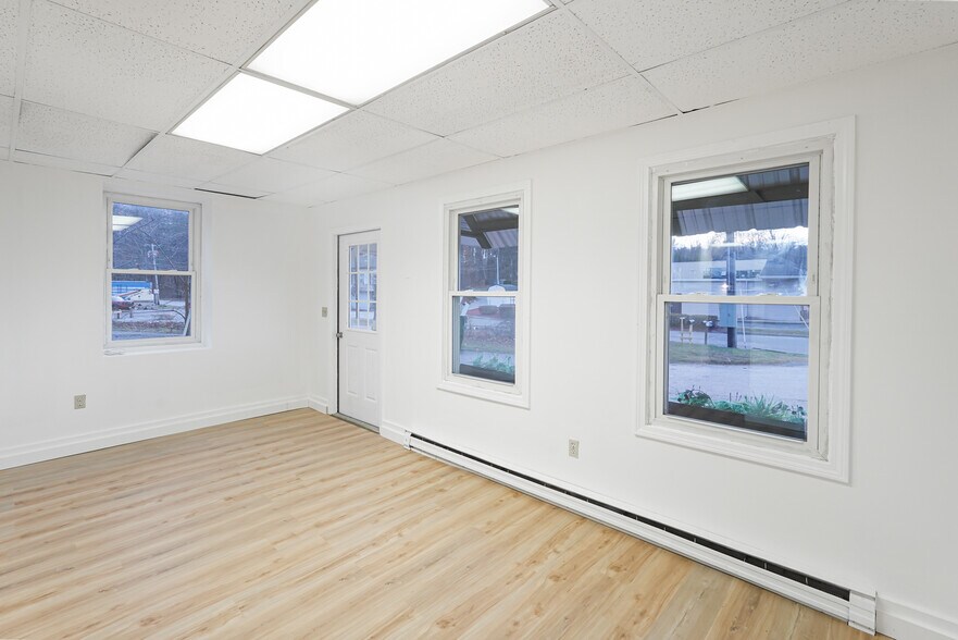 More Photos Of 32 Worcester Rd, Charlton Storefront Retail Residential For Lease