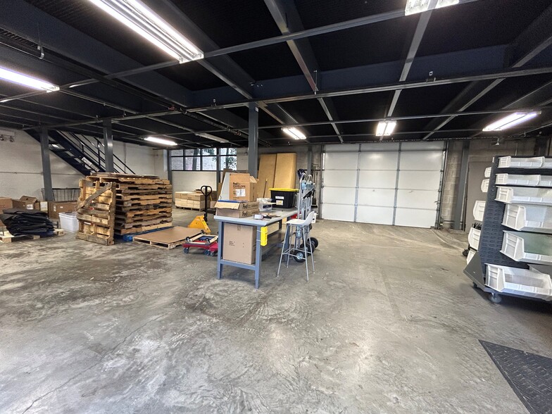 More Photos Of 1621 W Carroll Ave, Chicago Manufacturing For Lease