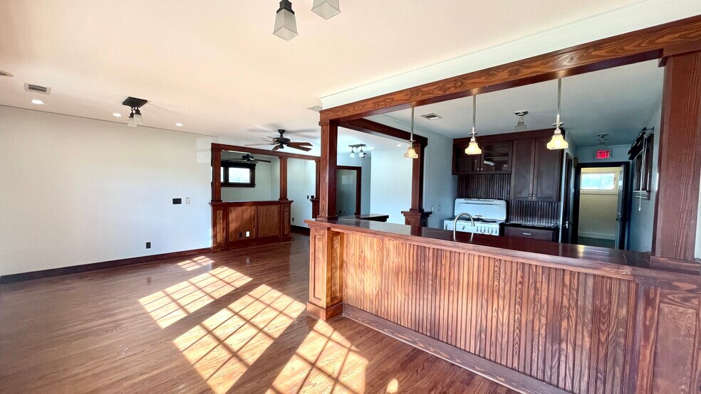 More Photos Of 500 W Nash St, Terrell Medical For Sale