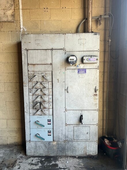 More Photos Of 3332 14th St, Los Angeles Warehouse For Lease