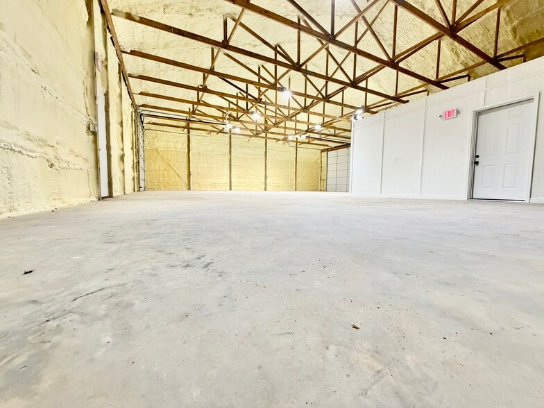 More Photos Of 1030 Moccasin ave, Tahlequah Flex For Lease