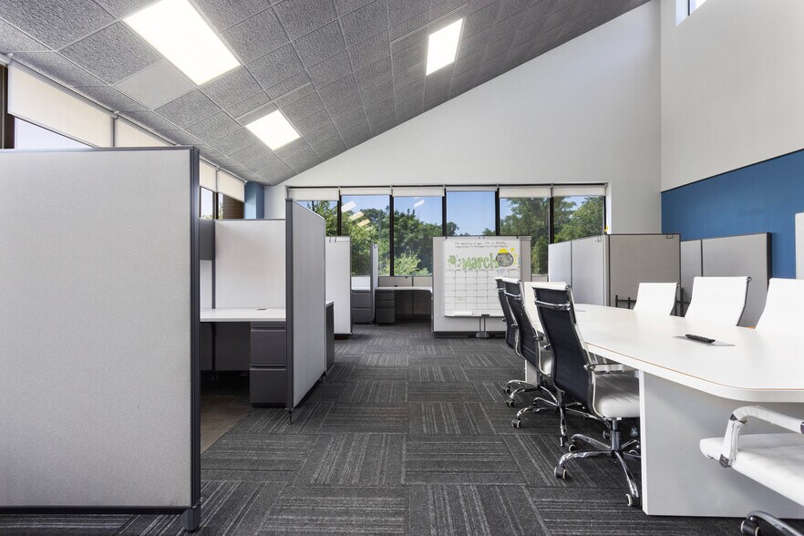 More Photos Of 4800 Lamar Ave, Mission Office For Lease