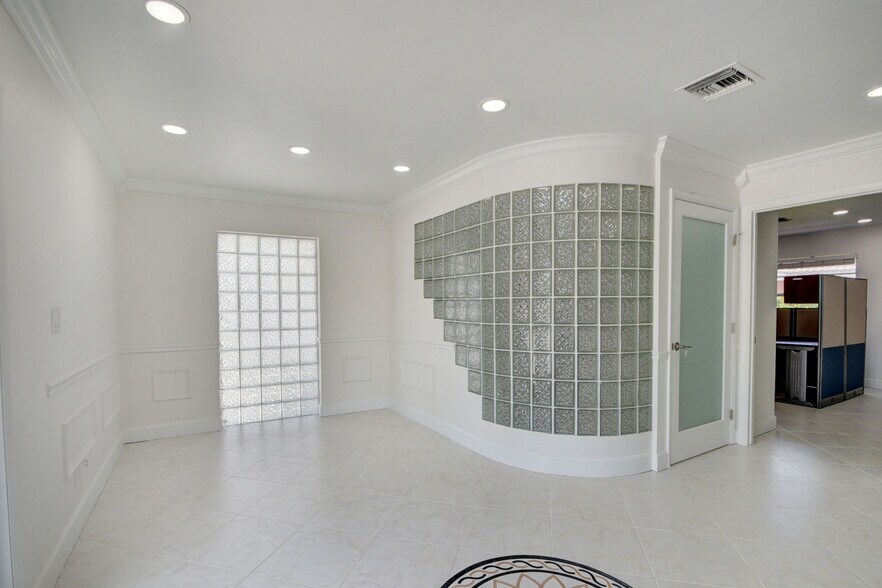 More Photos Of 830 N Federal Hwy, Lake Worth Office For Lease