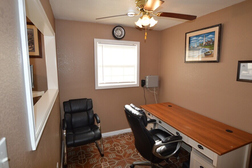 More Photos Of 217 S 2nd St, Garland Office For Lease