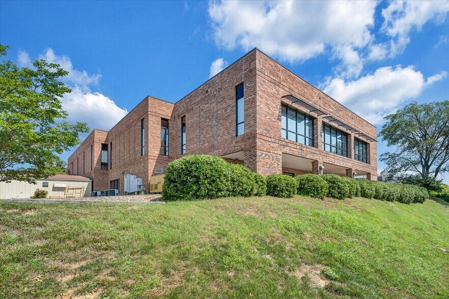 More Photos Of 5240 Valleypark Dr, Roanoke Office For Sale