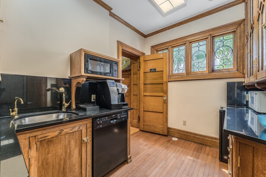 More Photos Of 1 Main St, Flemington Office For Sale