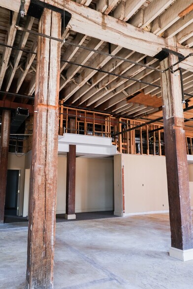 More Photos Of 200 N Canal St, Natchez Flex For Sale