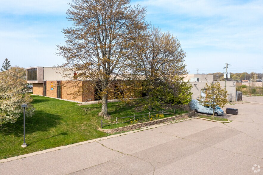 More Photos Of 24700 Crestview Ct, Farmington Hills Warehouse For Lease