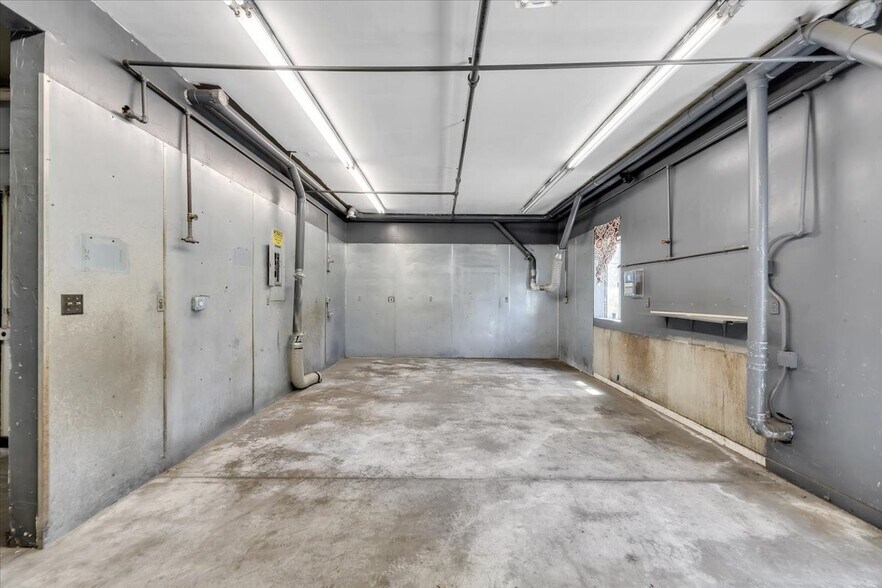 More Photos Of 20833 Mechanical Dr, Sonora Warehouse For Sale