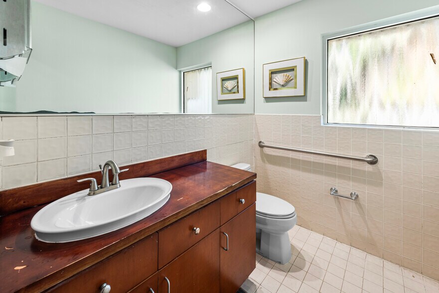More Photos Of 1571 NW 13th Ct, Miami Medical For Lease