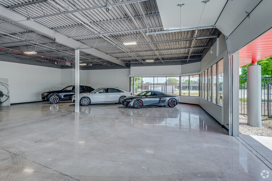 More Photos Of 8949 N Deerbrook Trl, Brown Deer Flex For Lease