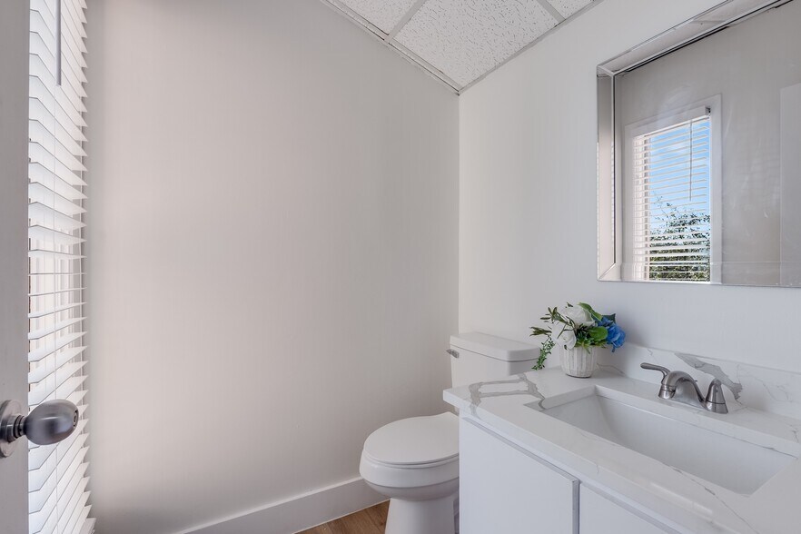 More Photos Of 12989 Jupiter Rd, Dallas Office For Sale