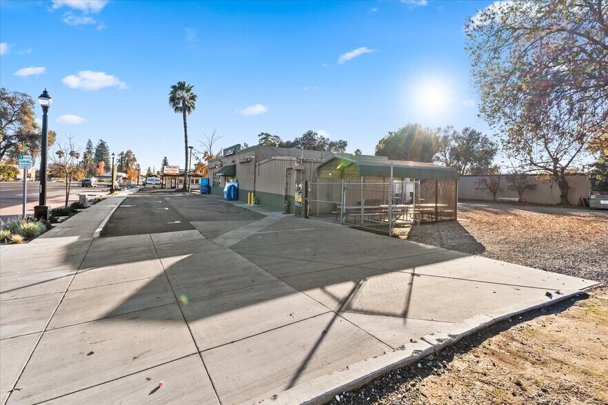 More Photos Of 10448 CA-99, Live Oak Supermarket For Sale