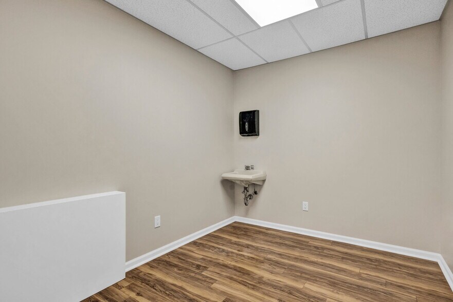 More Photos Of 215 Old Tappan Rd, Old Tappan Medical For Lease