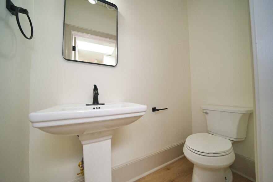 More Photos Of 3375 Capital Cir NE, Tallahassee Office For Sale