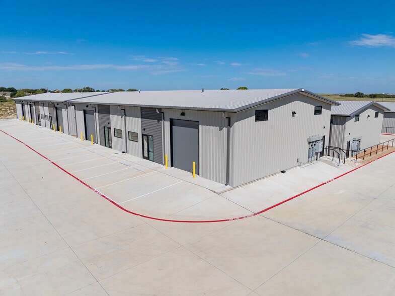 More Photos Of 6451 Silver Saddle Rd, Fort Worth Warehouse For Lease