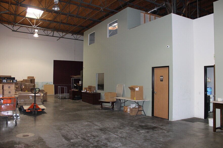 More Photos Of 7133 Telegraph Rd, Montebello Warehouse For Lease
