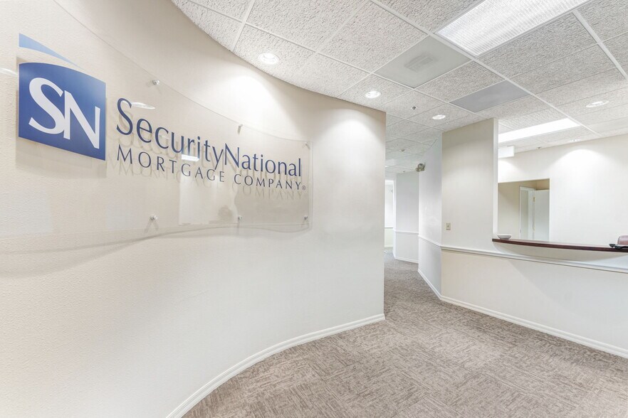 More Photos Of 2033 Main St, Sarasota Office For Lease