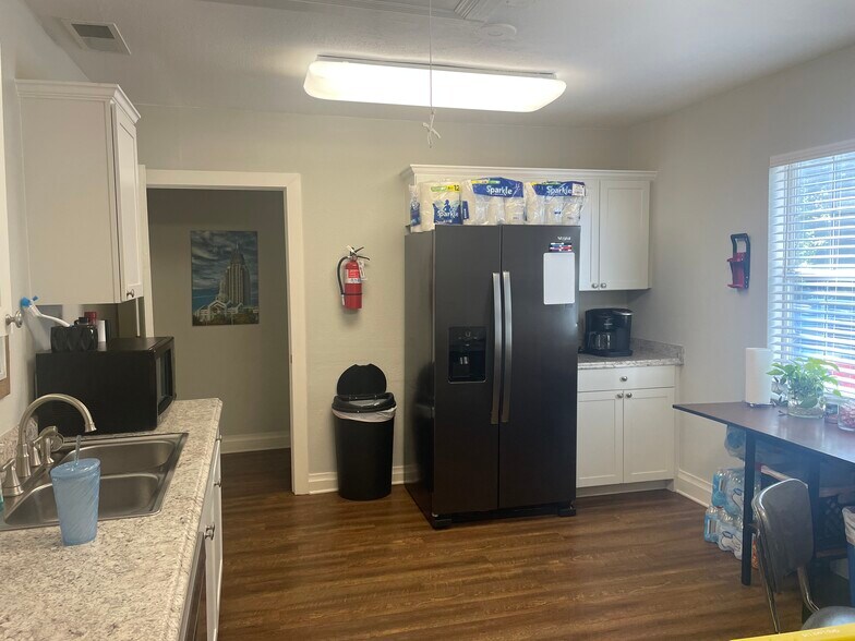 More Photos Of 2153 Airport Blvd, Mobile Office For Sale