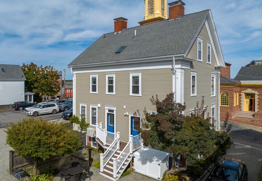 More Photos Of 110 Chapel St, Portsmouth Office For Lease