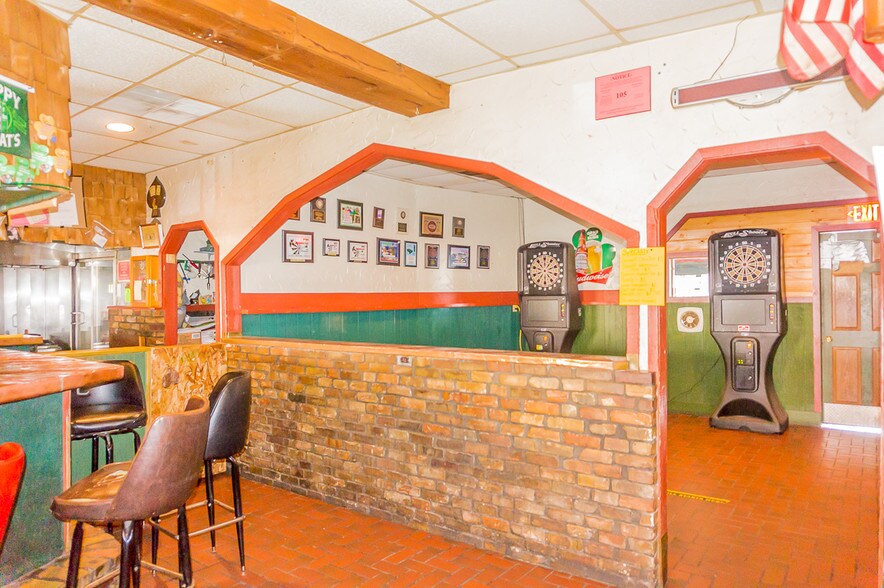 More Photos Of 318 W North Water St, New London Bar For Sale