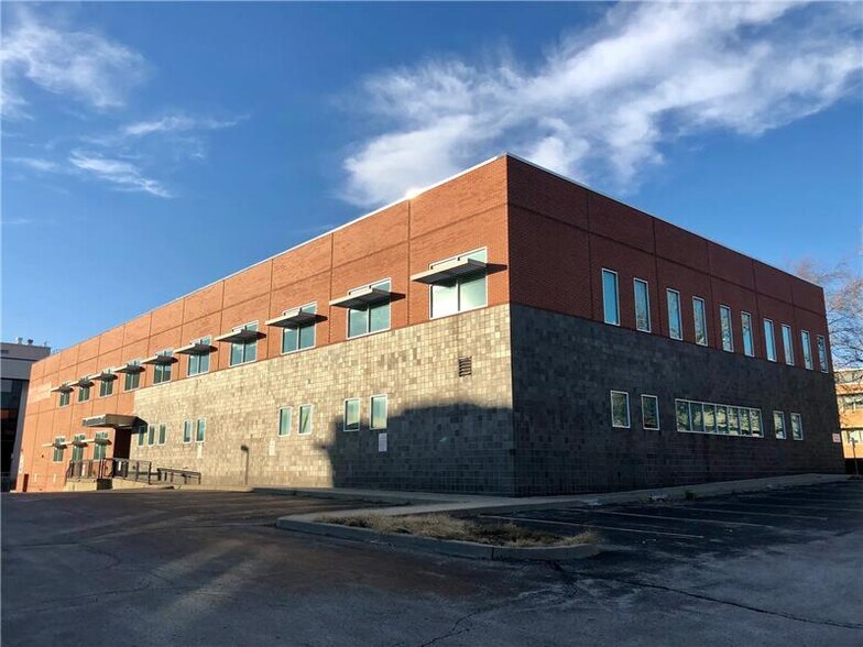 More Photos Of 1-3 E Armour Blvd, Kansas City Office For Lease