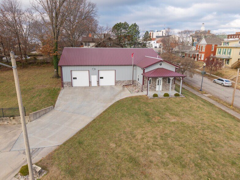 Primary Photo Of 200 S Memorial Dr, Independence General Retail For Lease