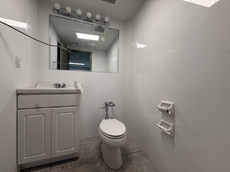 More Photos Of 1539 Covert St, Ridgewood Warehouse For Lease