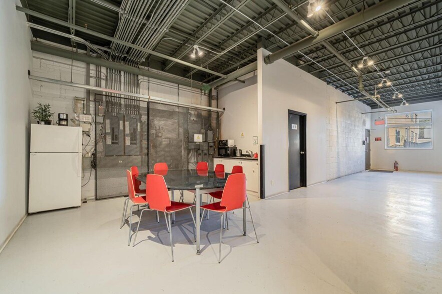 More Photos Of 465-485 Rue De Port-Royal O, Montréal Light Distribution For Lease