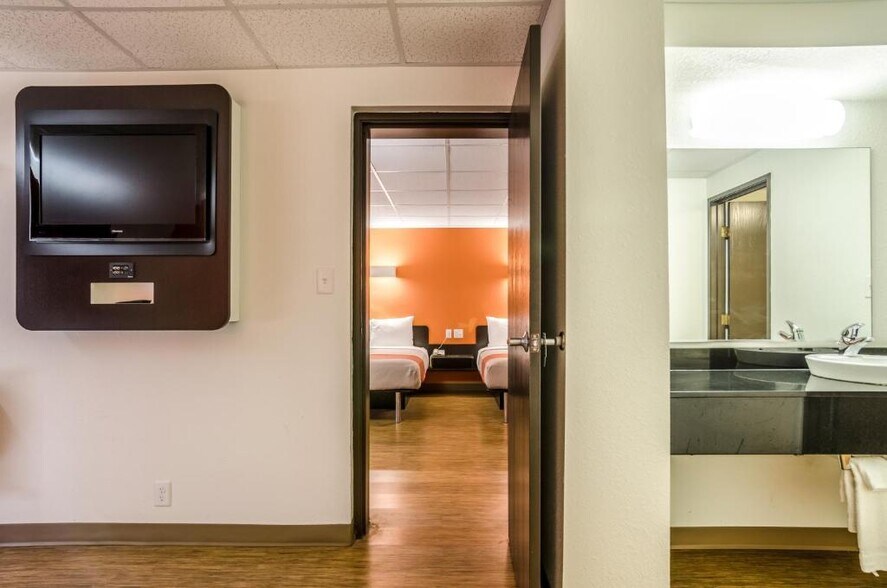 More Photos Of 4817 S Lincoln Ave, York Hotel For Sale