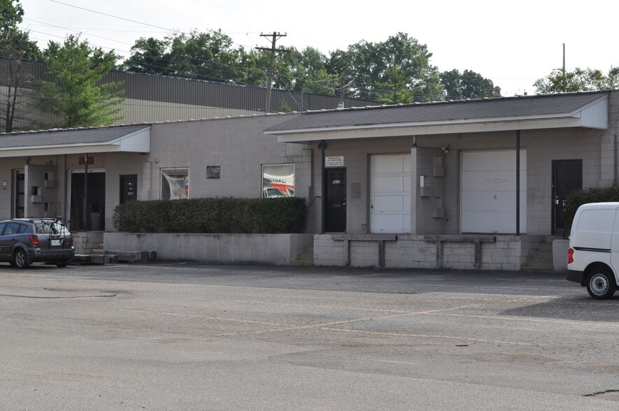 More Photos Of 9410-9450 Watson Industrial Park Dr, Crestwood Warehouse For Lease