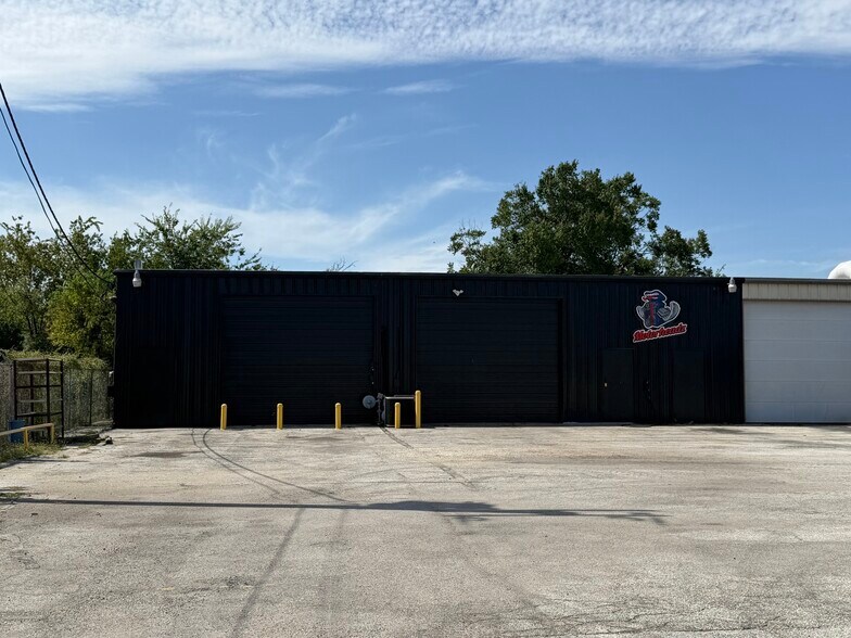 More Photos Of 5540 Dietrich Rd, San Antonio Service For Lease