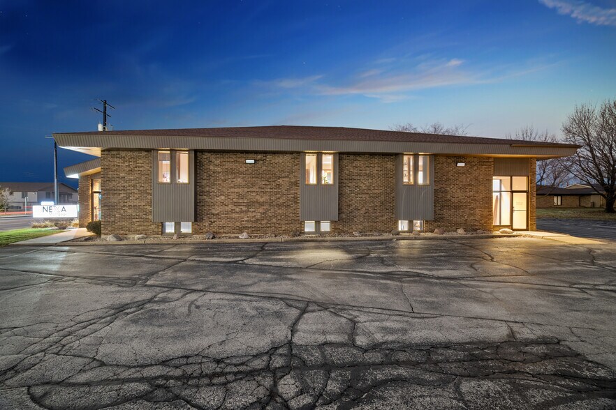 More Photos Of 812 Cormier Rd, Ashwaubenon Office For Lease