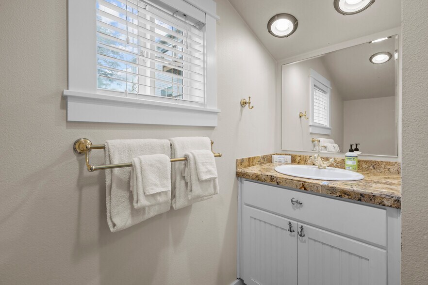 More Photos Of 25 NE Clarke St, Depoe Bay Specialty For Sale