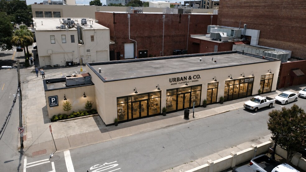 More Photos Of 215 E Congress St, Savannah Storefront For Lease