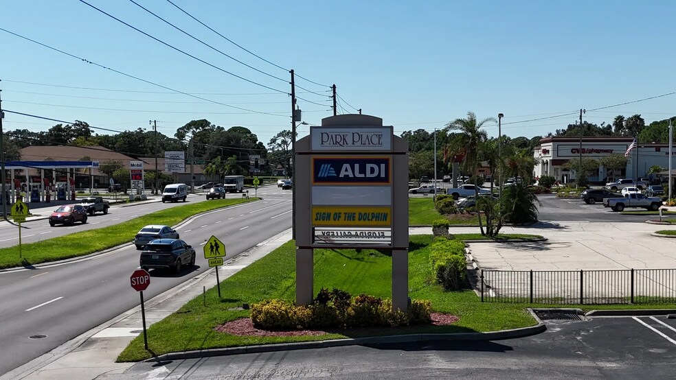 More Photos Of 12975-12999 Park Blvd N, Seminole Supermarket For Lease