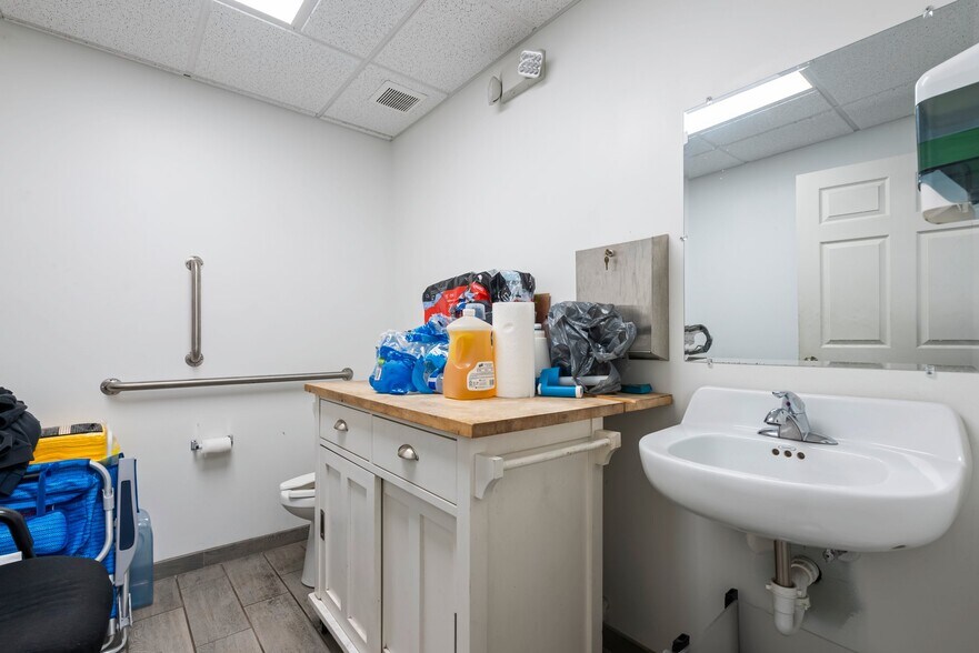 More Photos Of 1413-1415 Elkins Ave, Levittown Freestanding For Lease