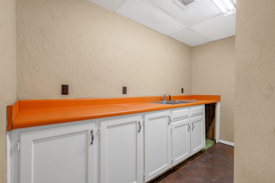 More Photos Of 101 S Main St, Quitman Office For Sale
