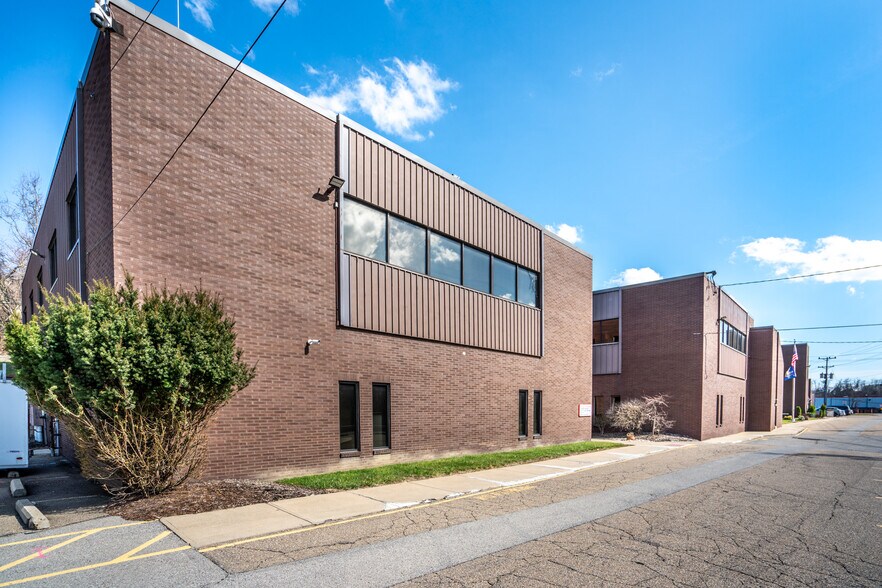 More Photos Of 1000 Church Hill Rd, Pittsburgh Office For Lease