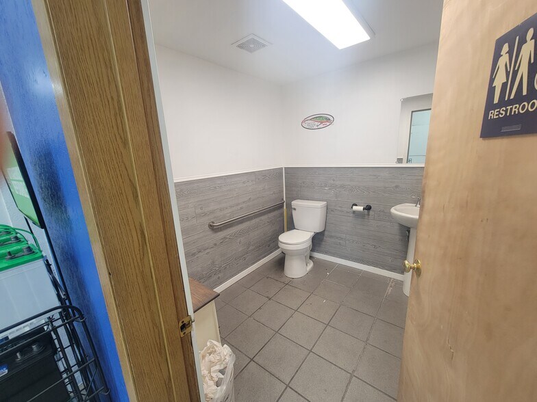 More Photos Of 17809 E Appleway Ave, Spokane Valley Showroom For Lease