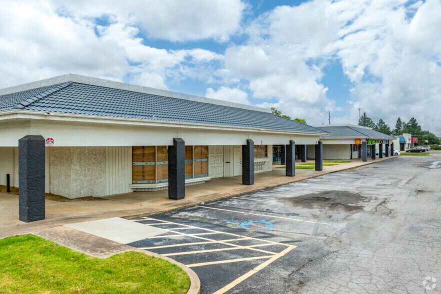 More Photos Of 6620-6650 S Lewis Ave, Tulsa Storefront For Lease