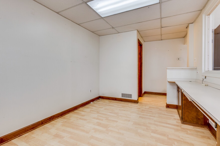 More Photos Of 6300 Forward Ave, Pittsburgh Storefront Retail Residential For Lease