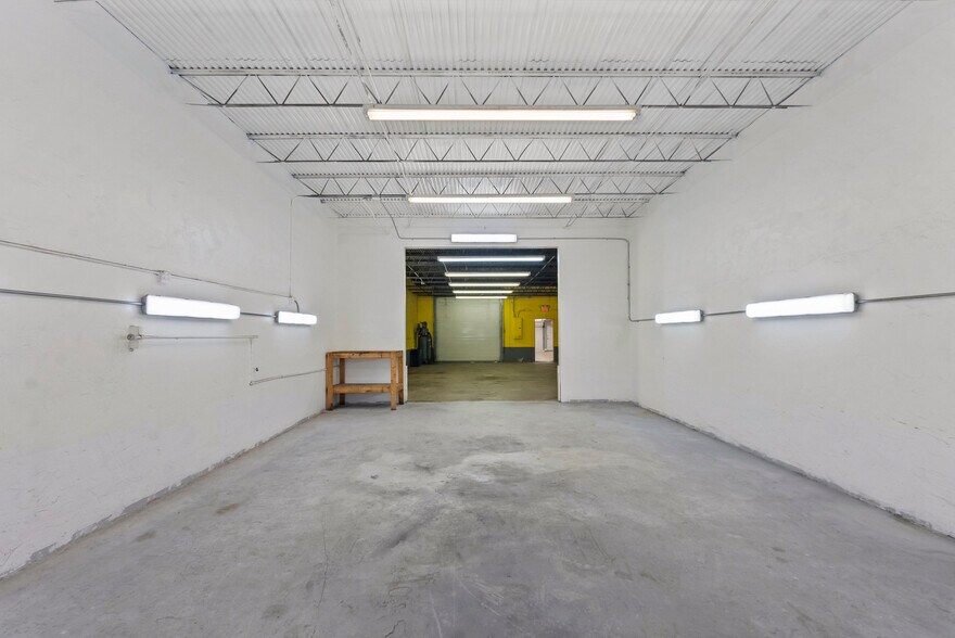 More Photos Of 539 NE 34th Ct, Oakland Park Warehouse For Lease