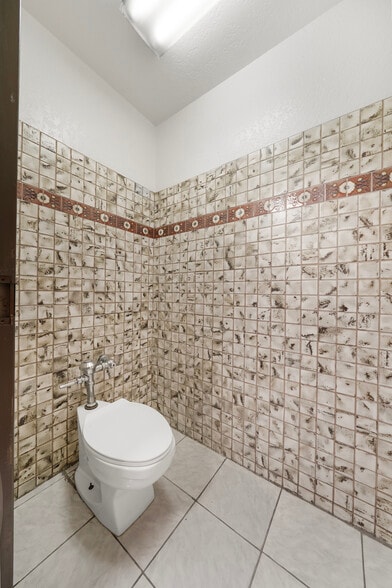 More Photos Of 1301 E Main St, Santa Paula Service For Sale