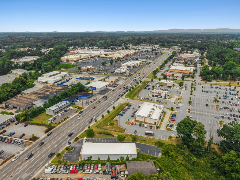 More Photos Of 3110 N Pleasantburg Dr, Greenville Auto Repair For Sale