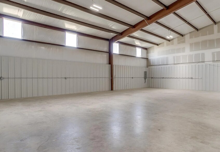 More Photos Of 9115 East Highway 67, Alvarado Showroom For Lease