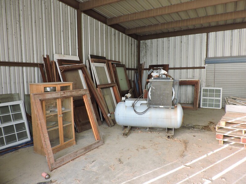 More Photos Of 920 W Mason St, Mabank Manufacturing For Sale