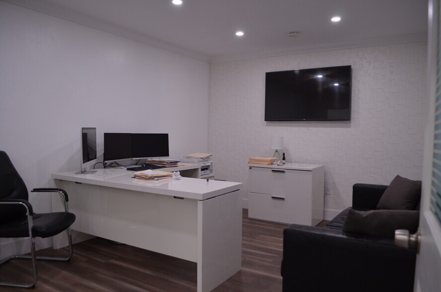 More Photos Of 7311-7323 NW 12th St, Miami Light Distribution For Sale